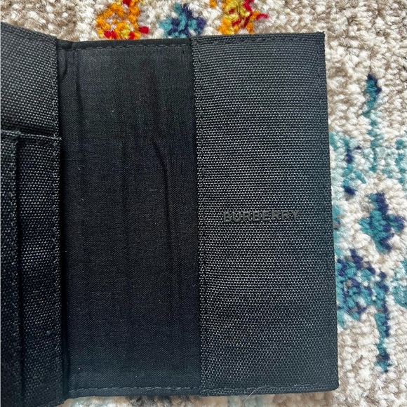 ✈️ Burberry Passport Holder - Picture 5 of 5
